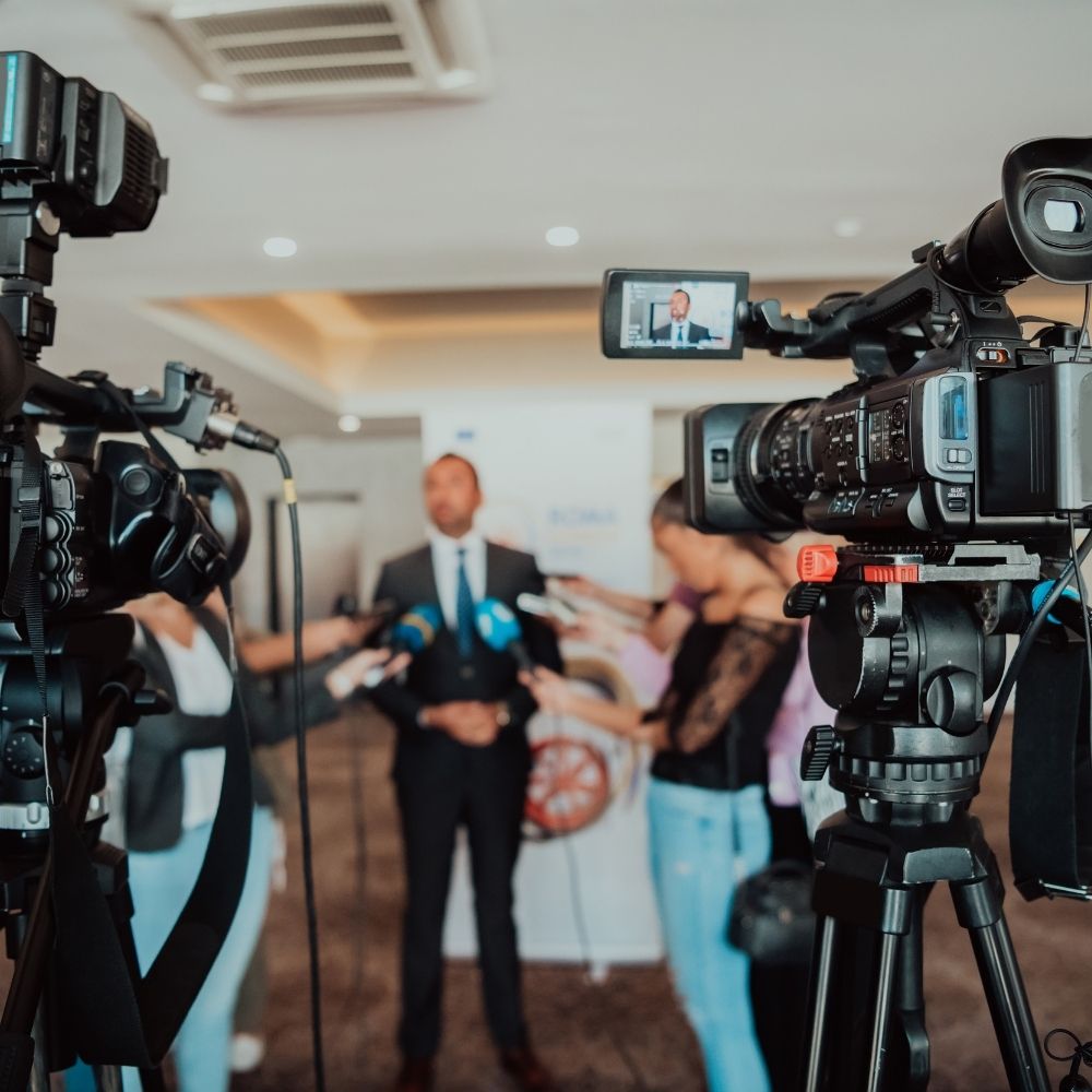 Relations presse vs publicité : coût, crédibilité et impact (2026) Image